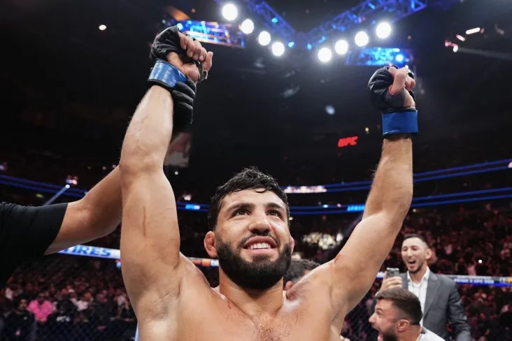 Arman Tsarukyan va Muhammad Mokayev grappling jangidan oldin qarashlar jangini o'tkazdilar