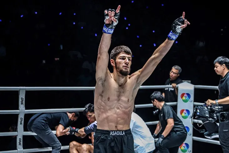 Jo Rogan rus jangchisini "bizning zamonamizning eng dahshatli zarbachilaridan biri"deb atadi