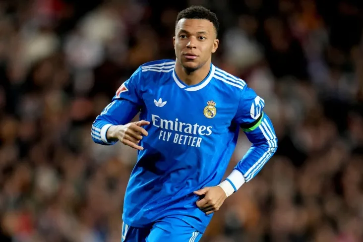 Mbappe qiz: bir qarashda sevib qolganidan so'ng, u "Real"futbolchisi ekanligini bilib oldi