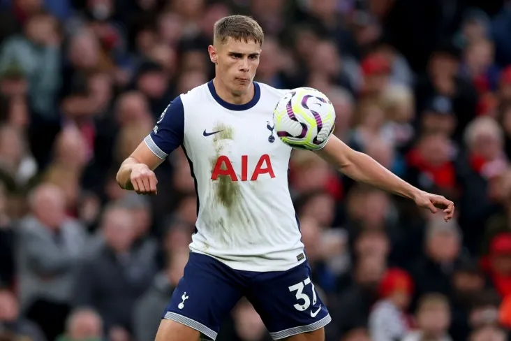 "Tottenxem" himoyachisi omon qolish uchun kurashda o'yinchilarning befarqligi haqidagi mish-mishlarni rad etdi