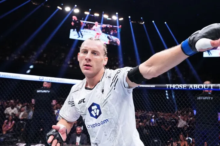 "Siz nima qilyapsiz?"Shim kiygan pimblett Rileyning intervyusiga kirib ketdi