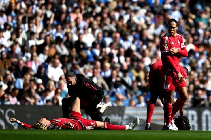 "Liverpul" forvardi Ekitike jarohat oldi va o'yinning sakkizinchi daqiqasida maydonni tark etdi