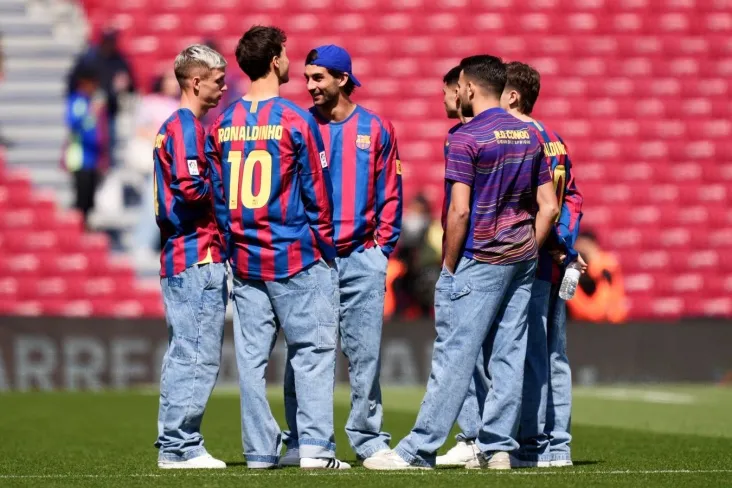 "Barselona" futbolchilari braziliyalikning 46 yilligi munosabati bilan Ronaldinyo nomli futbolkalarni kiyishdi