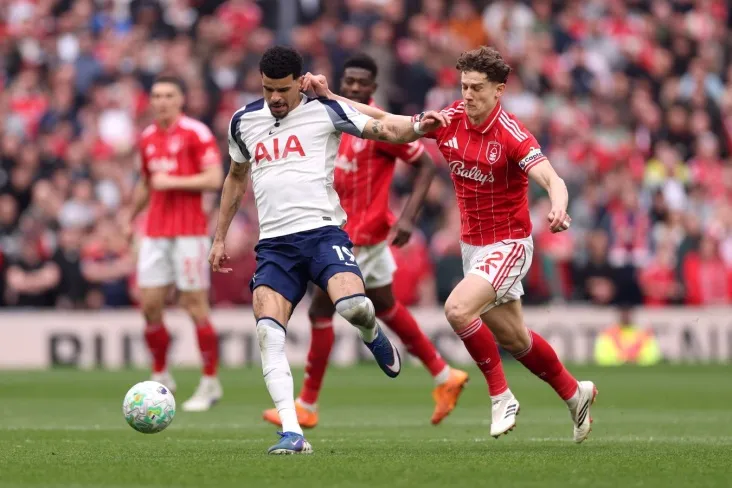 «Тоттенхэм» разгромно уступил «Ноттингем Форест» и спустился на 17-е место в АПЛ