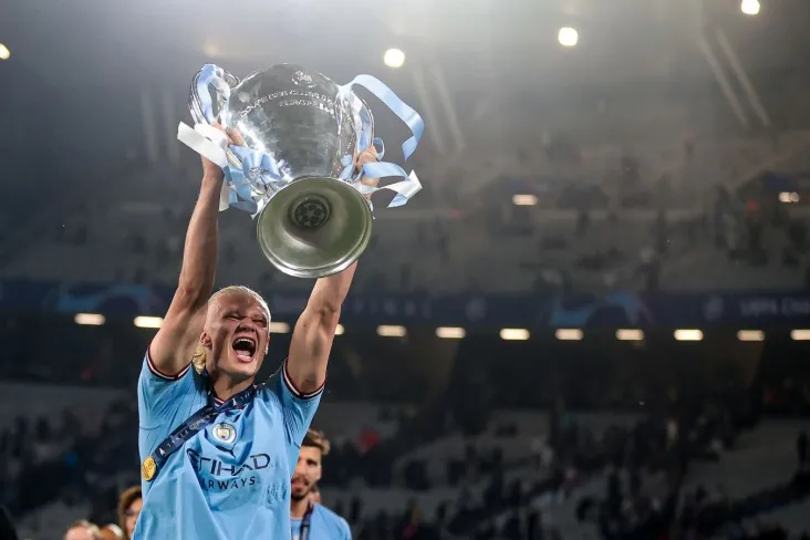 Xoland o'z munitsipalitetiga Norvegiyaning eng qimmat kitobini sovg'a qildi