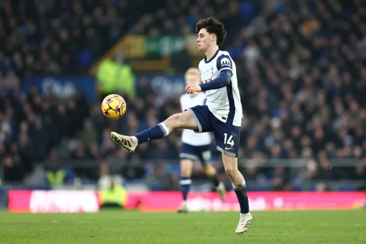 "Man Yunayted ""Tottenxem" himoyachisiga qiziqadi va "shpor"uchib ketgan taqdirda futbolchini sotib oladi