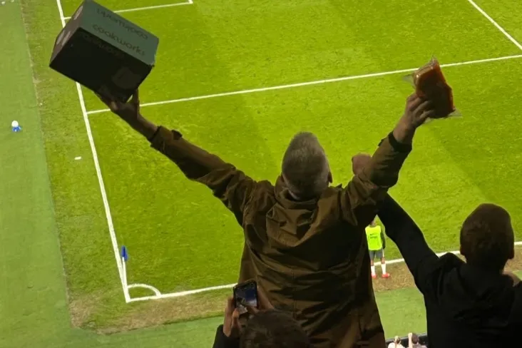 "Everton" ning "Chelsi" bilan o'yiniga tushdi mashinasi bilan kelgan muxlis vaziyatni tushuntirdi