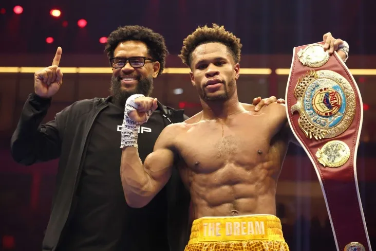 Xeni va uning murabbiy otasi bokschi Jonsonga hujum qilgani uchun sud jarayonini kutishmoqda-ESPN