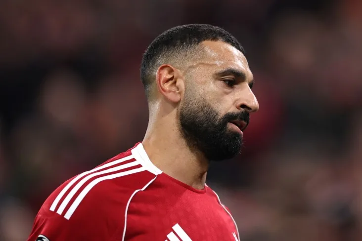 Muhammad Saloh "Liverpul"bilan qo'lga kiritilgan sovrinlar fonida suratga tushdi