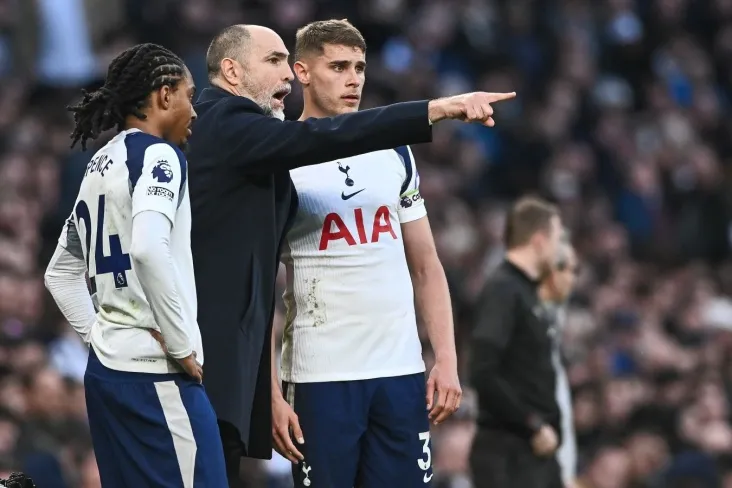 Tudor APL tarixidagi klub bilan 50 kundan kam ishlagan beshinchi murabbiy bo'ldi