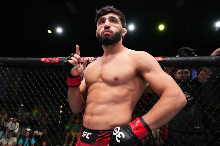 "Qanday qilib jang qila olmaysiz?"Tsarukyan Xolloueyni Oliveyra bilan jang qilgani uchun tanbeh berdi