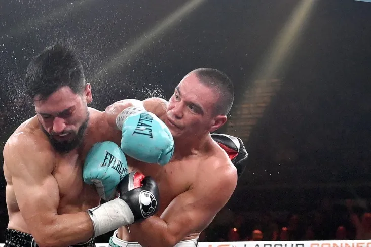 Video: Timofey Tszyu mag'lubiyatsiz albaniyalik Denis Nurja bilan qarashlar jangini o'tkazdi