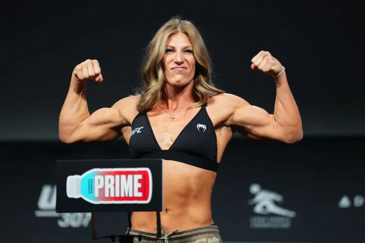 "Yalang'och * * * * * * yolg'on". Kayla Xarrison Ronda Rouzini tanqid qildi