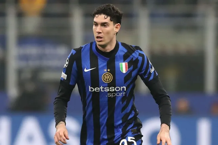 Flick Bastonining o'yinidan taassurot qoldirdi va "Barselona" — Plettenbergga himoyachini imzolashni xohlaydi