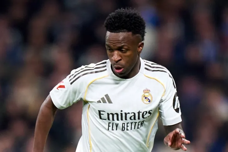 Vinisius "Barselona"ga qarshi o'yinda Alonsoga nisbatan noto'g'ri xatti-harakatlarini tan oldi