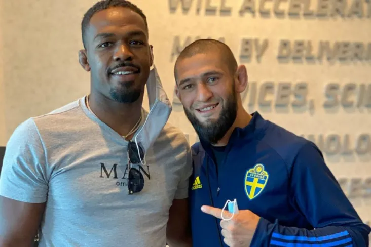 "U aql bovar qilmaydigan jangchi edi. Hamma unga o'xshamoqchi edi." Chimayev jon Jons haqida