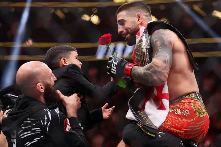 "Bu hurmat belgisidir." Topuriya-nima uchun jangdan keyin oktagonda atirgul qoldiradi