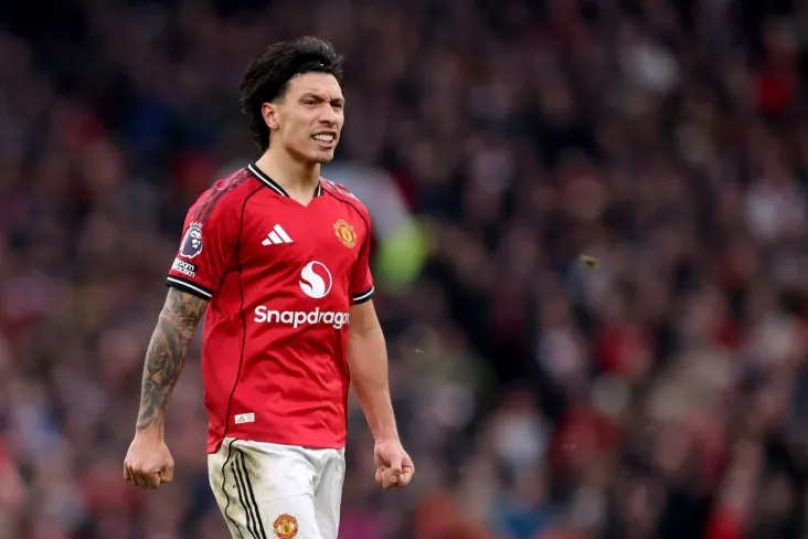 Martines "MU" - "Lids" o'yinida Kalvert-Lyuinning sochlarini tortib olgani uchun qizil rangga ega bo'ldi