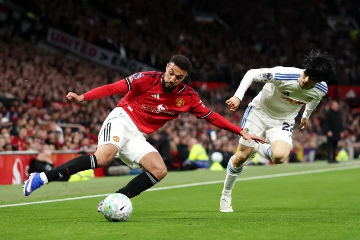 "Manchester Yunayted "" Lids " ga APL o'yinida Kazemironing goli va Martinesning chetlatilishi bilan mag'lub bo'ldi