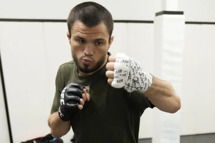 Umar Nurmagomedov Sport zalida tiqilib qolgan Magomedsharipov bilan jang qildi