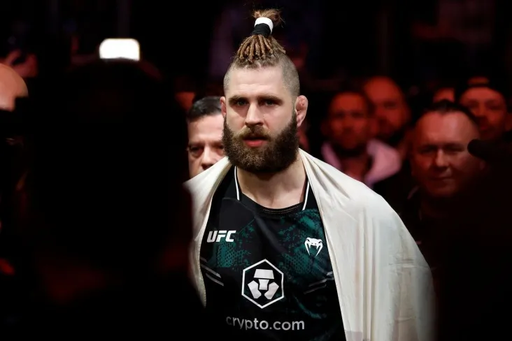 "Men chempionman." Proxazka UFCda mag'lubiyatdan so'ng yangi tug'ilgan qizining fotosuratini namoyish etdi