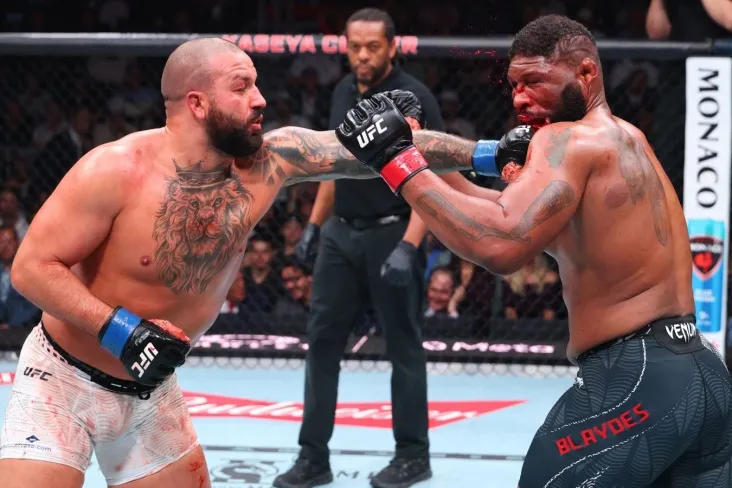 Bleydsning ta'kidlashicha, burun sinishi hakamlar g'alabani Hokitga bergan