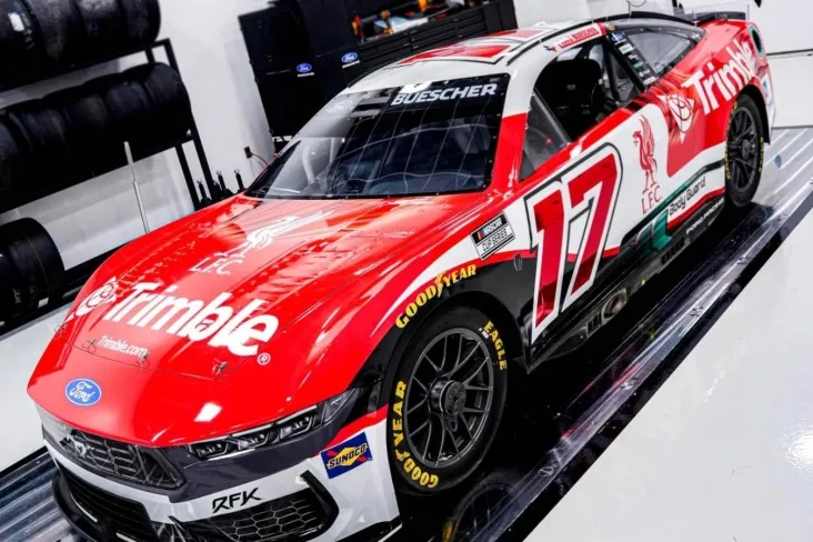 NASCAR jamoasi"Liverpul" futbol klubiga bag'ishlangan rang berish sahifasini taqdim etdi