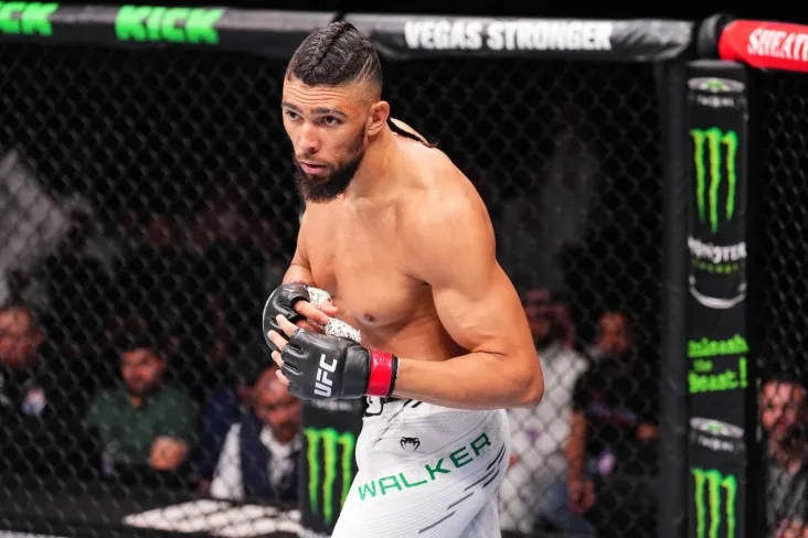 Uoker UFC 327 da Reyes bilan zerikarli jang qilgani uchun muxlislardan uzr so'radi