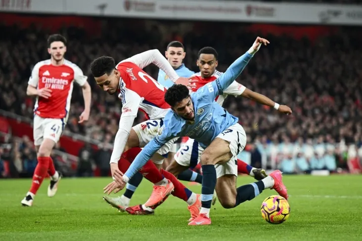 Man Siti zaxira o'yinida "Arsenal" dan orqada qolishni uch ochkoga qisqartirdi