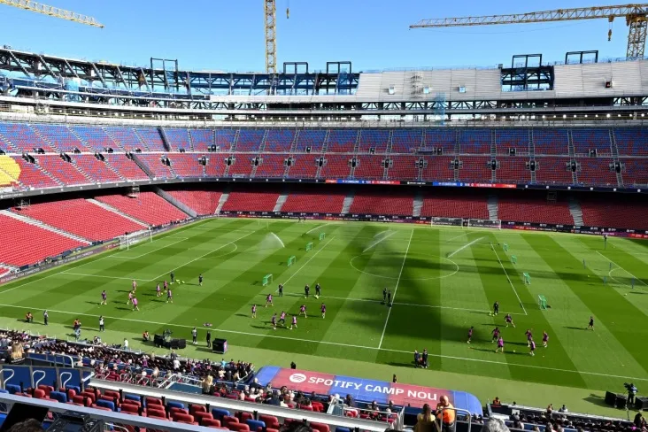 "Barselona "yaqinlashib kelayotgan"el klasiko" da futbolkalarida ismi bo'lgan rassomga ism qo'ydi