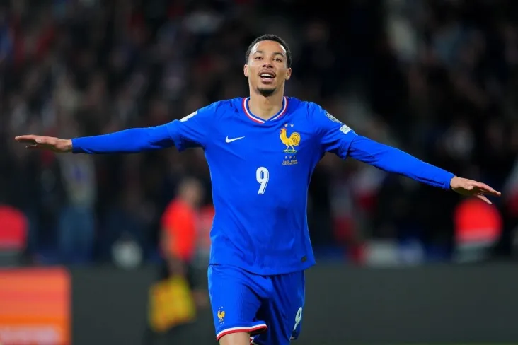 Ekitike buzilgan Jahon Kubogi bilan yaratilgan fotosuratni joylashtirdi. Frantsuz 2026 yilgi jahon chempionatiga bormaydi