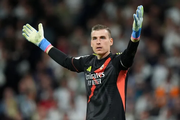 "Real" muxlislari Luninni "Alaves", Mbappe va Vinisius bilan o'ynashdan oldin uning boshida shov — shuv ko'tarishdi