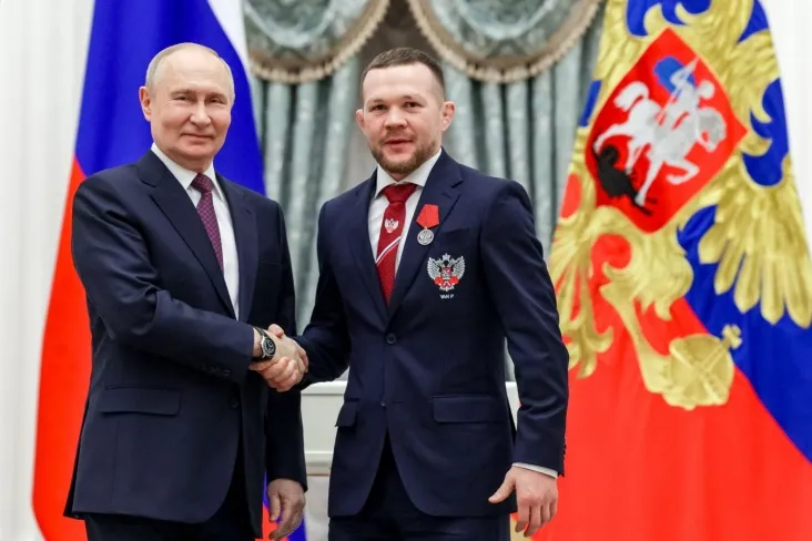 Surat: Pyotr Yan Vladimir Putin qo'lidan buyurtma oldi