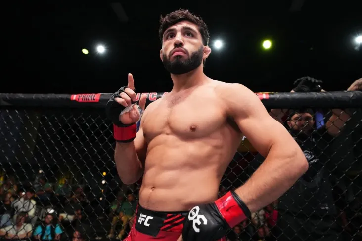 Nega meni ahmoq deb o'ylashini ham tushuntirmadi." Tsarukyan Topuriyaga javob berdi