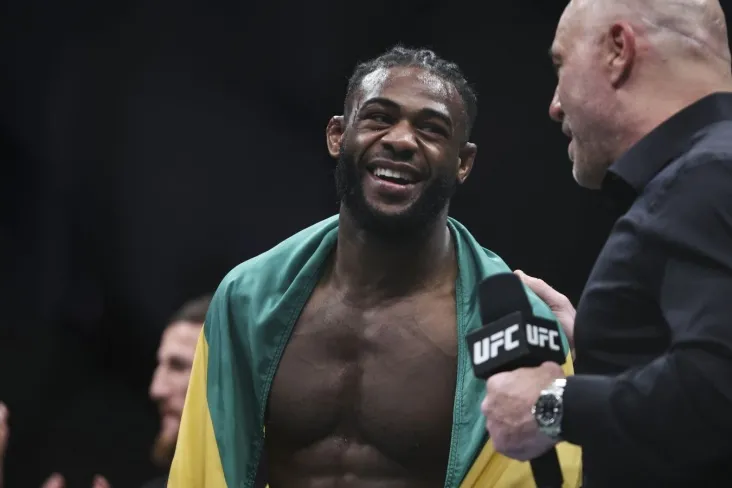 "Bu farq." Sterling nima uchun o'zini Islom Maxachevdan yaxshiroq deb bilishini tushuntirdi