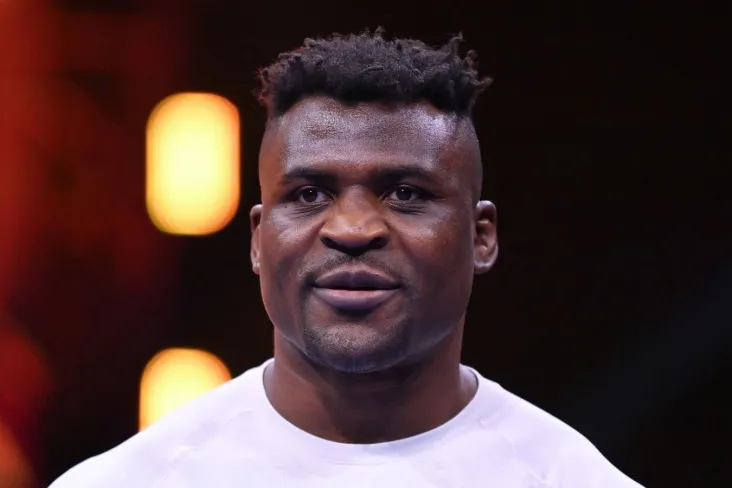 Ngannu: men Jeyk polga bir juft pichoqni tortmoqchiman. U har xil bema'niliklarni olib yuradi