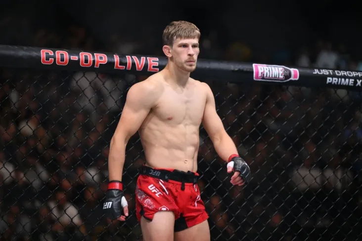 UFC jangchisi Allen Kosta bilan bo'lgan jangi Rousey va Karanoning qaytishidan afzalroq ekanligini aytdi