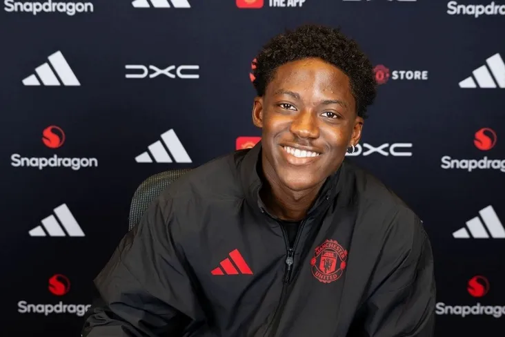 "Manchester Yunayted" yarim himoyachisi Maynu bolaligidagi sevimli futbolchisini chaqirdi