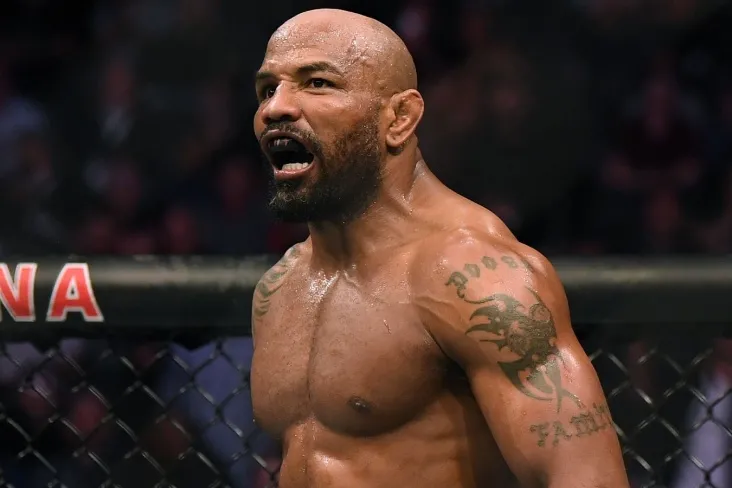 Yoel Romero musobaqada yalang'och musht bilan g'alaba qozondi va raqibining jag'ini sindirdi