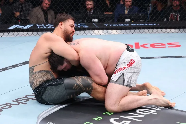 Ty Tuivasa Louis Sutherland yutqazdi va UFC bir qatorga uning ettinchi mag'lubiyatga uchradi.