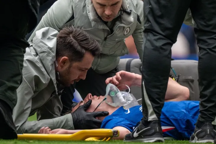 "Chelsea" futbolchisini APL o'yinida kasalxonaga olib ketishdi. Klub uning ahvoli haqida gapirdi