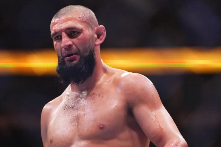 Chimaev va Striklend UFC 328 matbuot anjumanida zalning turli chekkalarida o'tirishadi