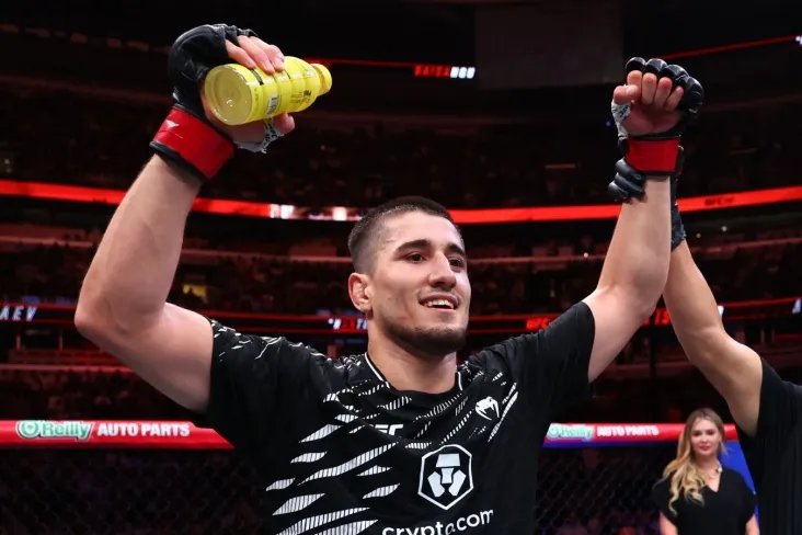 Uch hakamdan ikkitasi UFC 328da Santos bilan jangni to'xtatishdan oldin susurkayevga g'alaba qozondi