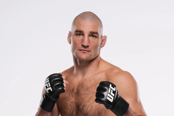 Shon Striklend rafiqasi bilan birga UFC 328DA Hamzat Chimayev bilan jang qilish uchun arenaga keldi