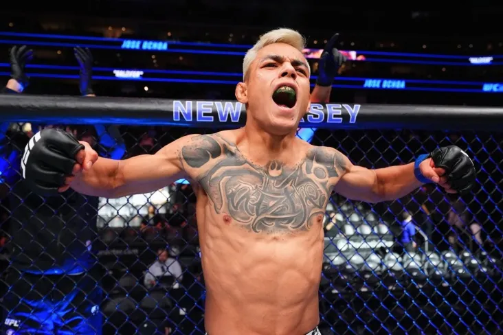 UFC jangchisi Ochoa UFC 328 musobaqasida g'alaba qozonganidan so'ng qiz do'stiga taklif qildi