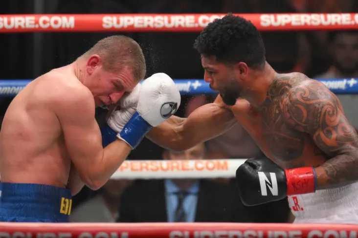 Kichik Sheyn Mozli Zuffa Boxing turnirida oltinchi raundda Sergey Bogachukni nokaut qildi