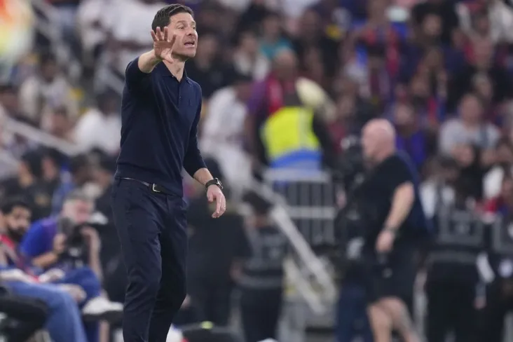 Xabi Alonso "Chelsi" ga o'tishiga shubha bilan qaraydi va "Liverpul"ni boshqarishni xohlaydi