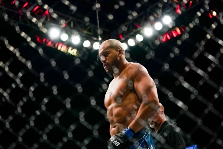 "Bu alohida narsa emas. Bu MMA." Kiril gan-raqibning ko'ziga urish haqida
