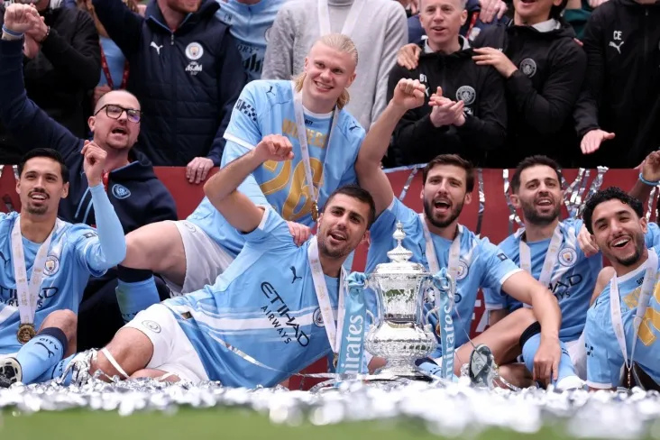 Surat: "Manchester Siti" 2025/2026 yilgi mavsumda Angliya Kubogini yutgani uchun kubokni qo'lga kiritdi