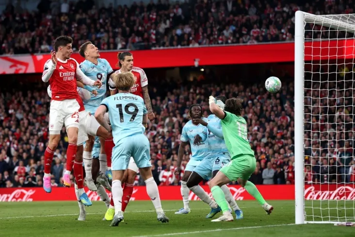 "Arsenal "" Bernli "ni mag'lub etdi va" Manchester Siti " dan besh ochkoga ajralib chiqdi